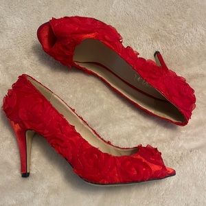 Red rose pumps